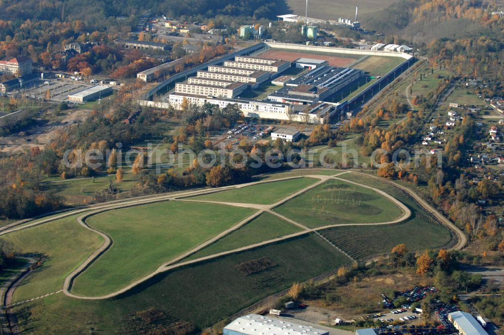 Aerial photograph Dresden - Blick über eine renaturierte Mülldeponie / Deponie welche sich auf dem Proschhübel befindet, auf die Justizvollzugsanstalt / JVA Dresden im herbstlichen Antlitz. Der Proschhübel ist eine langgestreckte natürliche Erhebung in der Albertstadt in Dresden und befindet sich unterhalb des Hellers. Das Renaturieungsprojekt der Stadtbetrieb Dresden wurde die Amand GmbH & Co.KG realisiert. Kontakt JVA: Hammerweg 30, 01127 Albertstadt (Industriegelände), 01127 Dresden, Tel. +49(0)351 2103-0