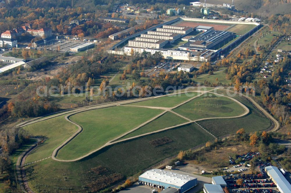 Dresden from above - Blick über eine renaturierte Mülldeponie / Deponie welche sich auf dem Proschhübel befindet, auf die Justizvollzugsanstalt / JVA Dresden im herbstlichen Antlitz. Der Proschhübel ist eine langgestreckte natürliche Erhebung in der Albertstadt in Dresden und befindet sich unterhalb des Hellers. Das Renaturieungsprojekt der Stadtbetrieb Dresden wurde die Amand GmbH & Co.KG realisiert. Kontakt JVA: Hammerweg 30, 01127 Albertstadt (Industriegelände), 01127 Dresden, Tel. +49(0)351 2103-0