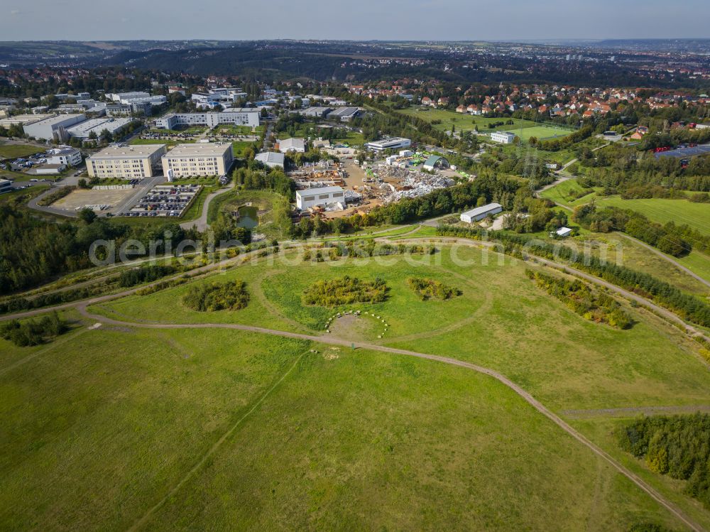 Aerial photograph Dresden - Greened and sealed areas on the site of the landfill site Kaitzer Hoehe on street Cunnersdorfer Strasse in the district Coschuetz in Dresden in the state Saxony, Germany