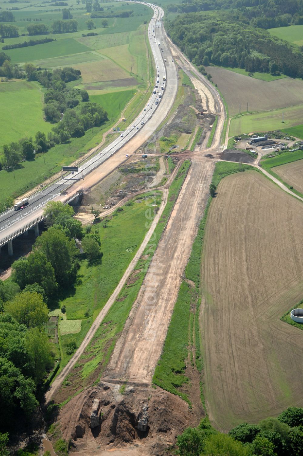 Wutha-Farnroda from the bird's eye view: Dismantling and renaturation of the old lanes of the motorway route and the route of the BAB A4 over the Hoerselberge on the L3007 road in Wutha-Farnroda in the Thuringian Forest in the state of Thuringia, Germany