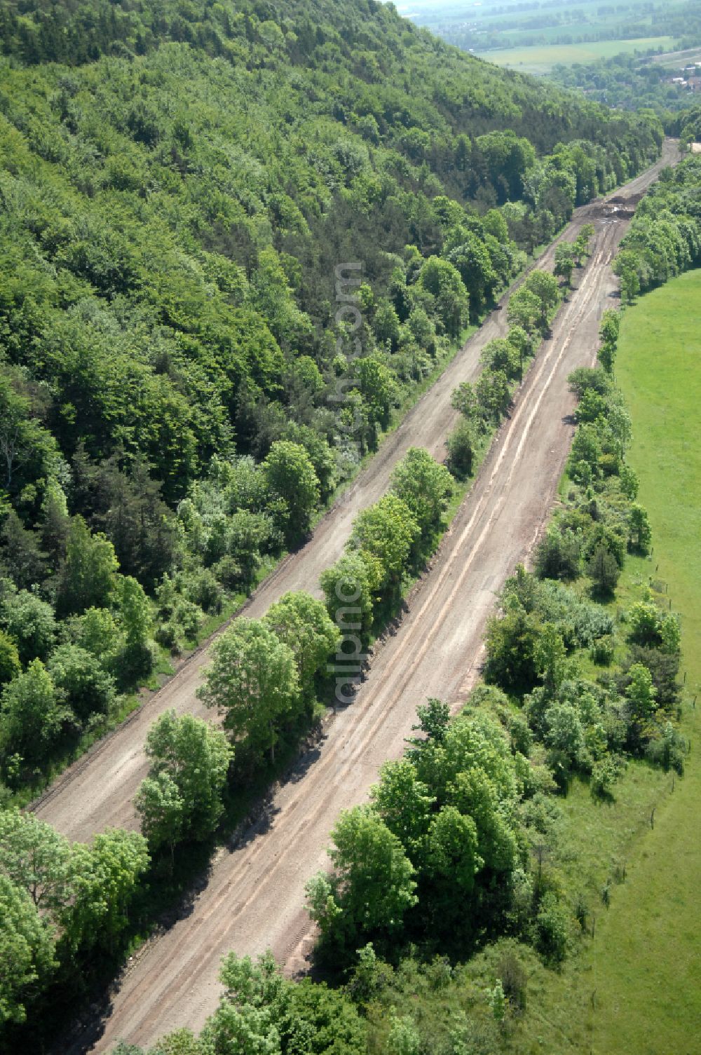 Wutha-Farnroda from the bird's eye view: Dismantling and renaturation of the old lanes of the motorway route and the route of the BAB A4 over the Hoerselberge on the L3007 road in Wutha-Farnroda in the Thuringian Forest in the state of Thuringia, Germany