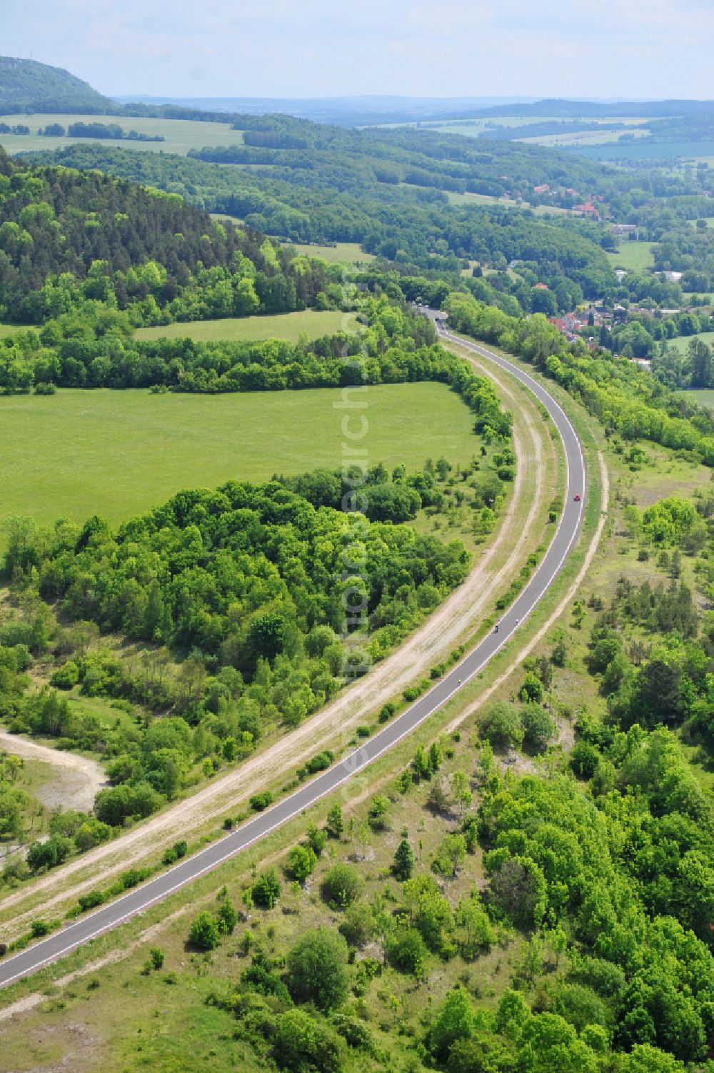 Wutha-Farnroda from the bird's eye view: Dismantling and renaturation of the old lanes of the motorway route and the route of the BAB A4 over the Hoerselberge on the L3007 road in Wutha-Farnroda in the Thuringian Forest in the state of Thuringia, Germany