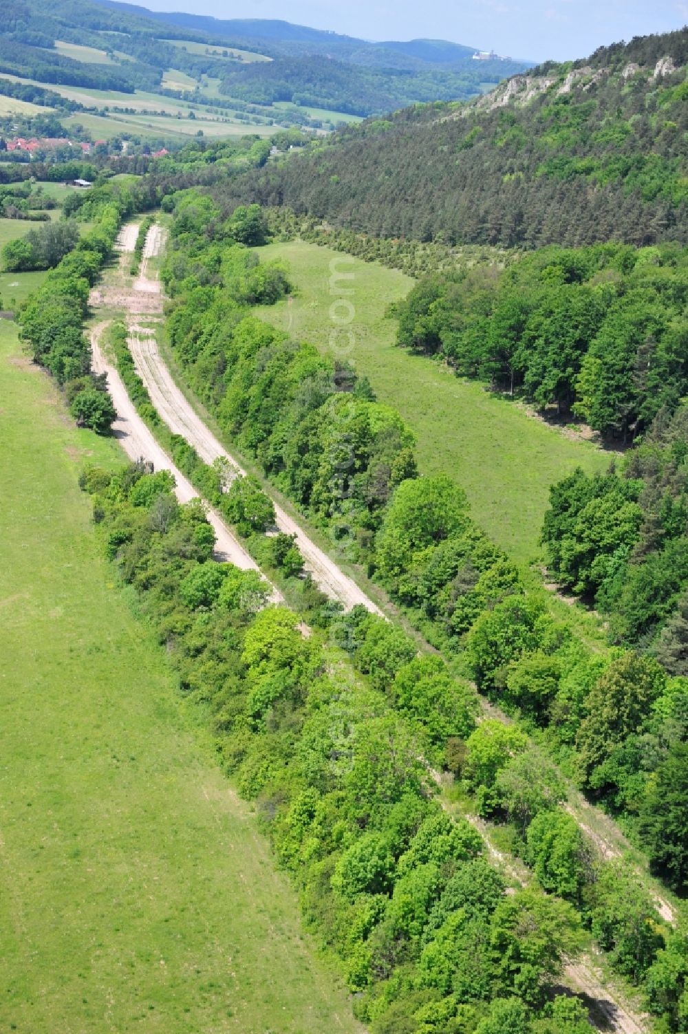 Wutha-Farnroda from the bird's eye view: Dismantling and renaturation of the old lanes of the motorway route and the route of the BAB A4 over the Hoerselberge on the L3007 road in Wutha-Farnroda in the Thuringian Forest in the state of Thuringia, Germany