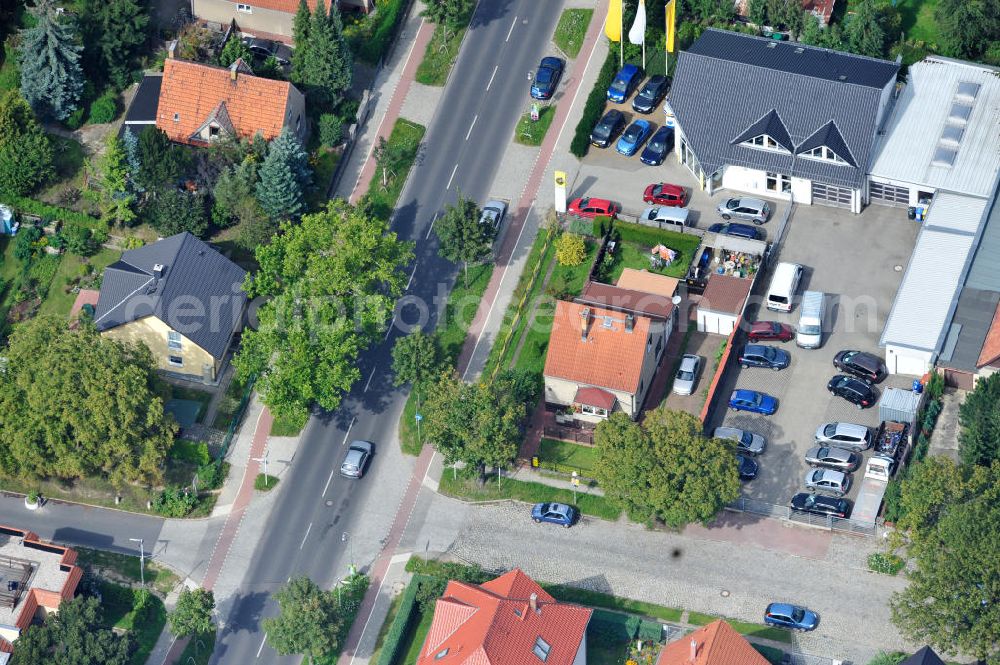 Berlin Mahlsdorf from the bird's eye view: Blick auf das Renault Autohaus Berthold an der Hönower Straße in Berlin - Mahlsdorf. Renault car dealer in Berlin - Mahlsdorf.