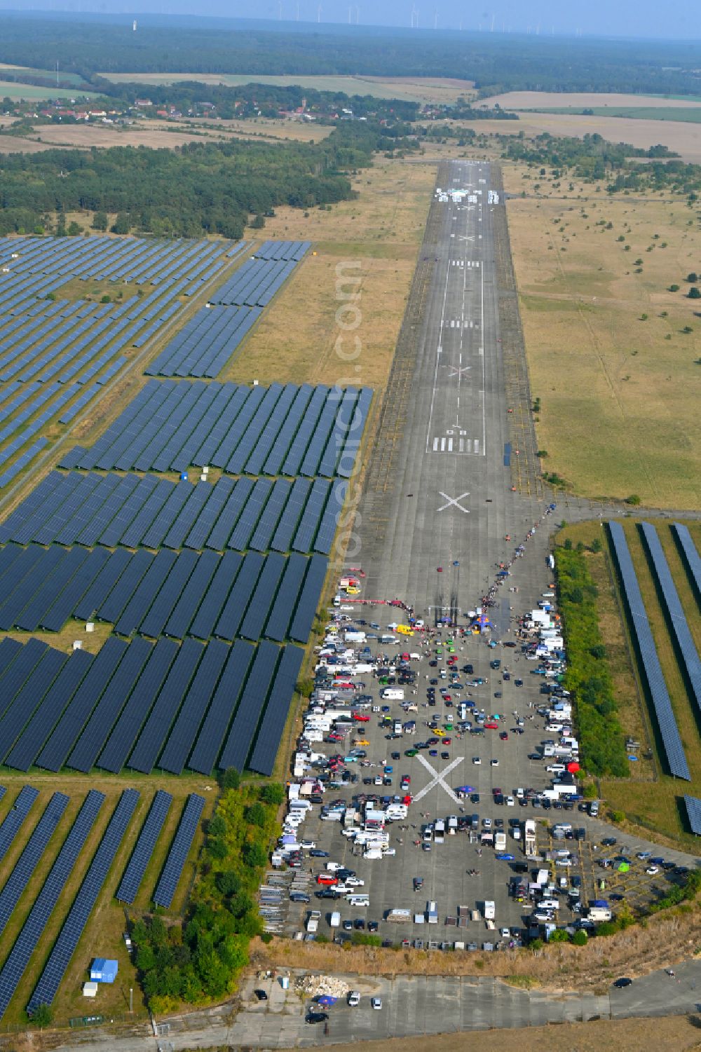 Werneuchen from the bird's eye view: Racing event for a car race on the runway of the airport with a quarter mile race in Werneuchen in the state Brandenburg, Germany