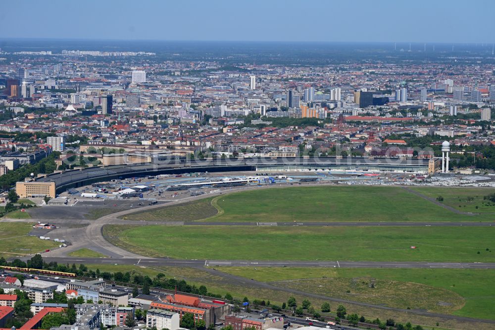 Berlin from above - Racetrack racecourse of vollelektrischen Formel E on the former Flughafen on Tempelhofer Feld in the district Tempelhof in Berlin, Germany