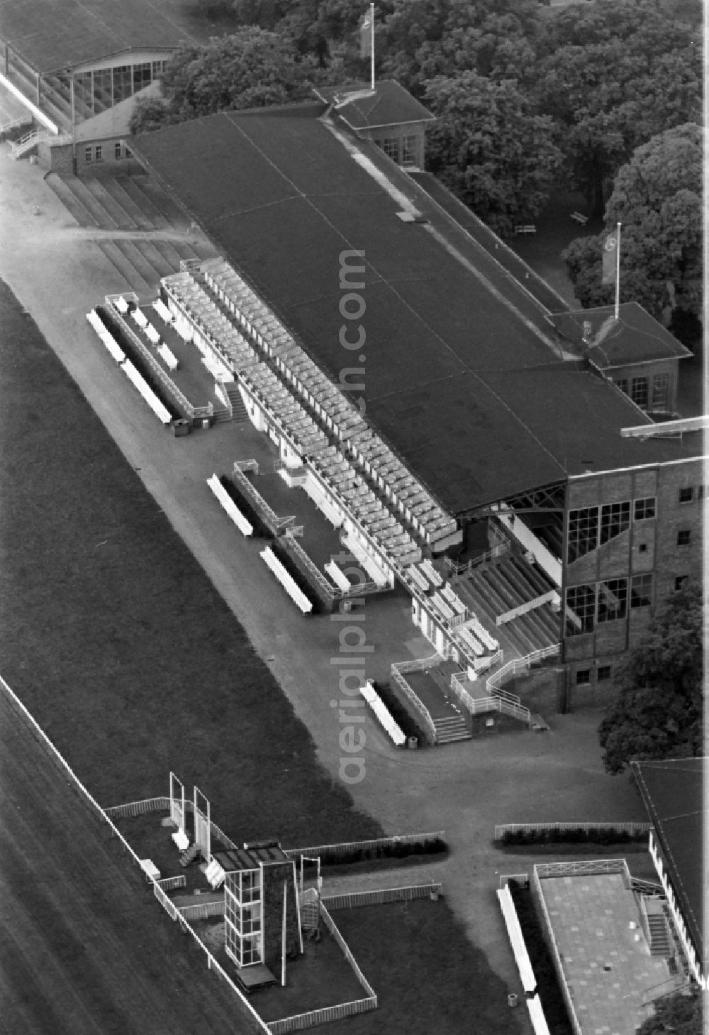 Aerial photograph Hoppegarten - Racetrack racecourse - trotting Rennbahn Hoppegarten GmbH & Co. KG on Goetheallee in Hoppegarten in the state Brandenburg, Germany