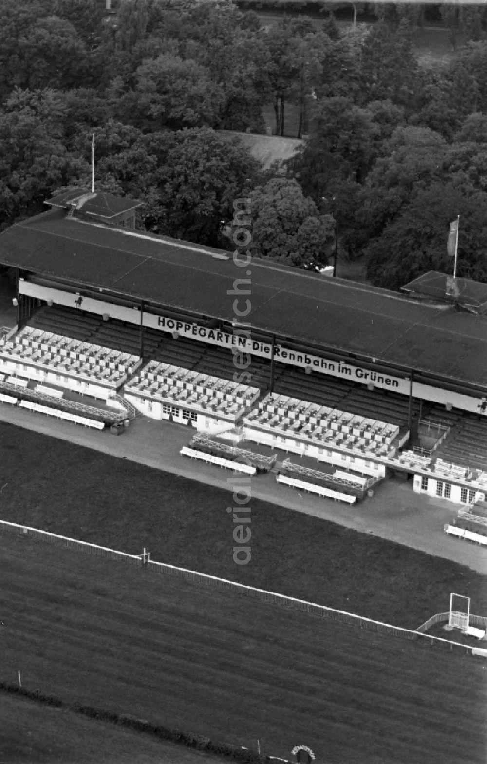 Hoppegarten from above - Racetrack racecourse - trotting Rennbahn Hoppegarten GmbH & Co. KG on Goetheallee in Hoppegarten in the state Brandenburg, Germany