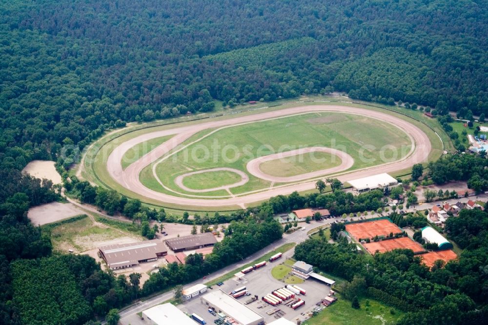 Herxheim bei Landau (Pfalz) from the bird's eye view: Racetrack racecourse fuer Sandbahnrennen and Trabrennen in Herxheim bei Landau (Pfalz) in the state Rhineland-Palatinate