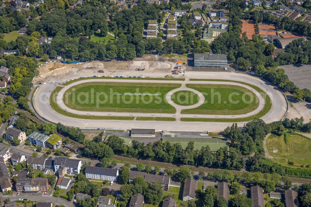 Aerial photograph Dinslaken - Racetrack racecourse - trotting on street Baerenkampallee in Dinslaken in the state of North Rhine-Westphalia