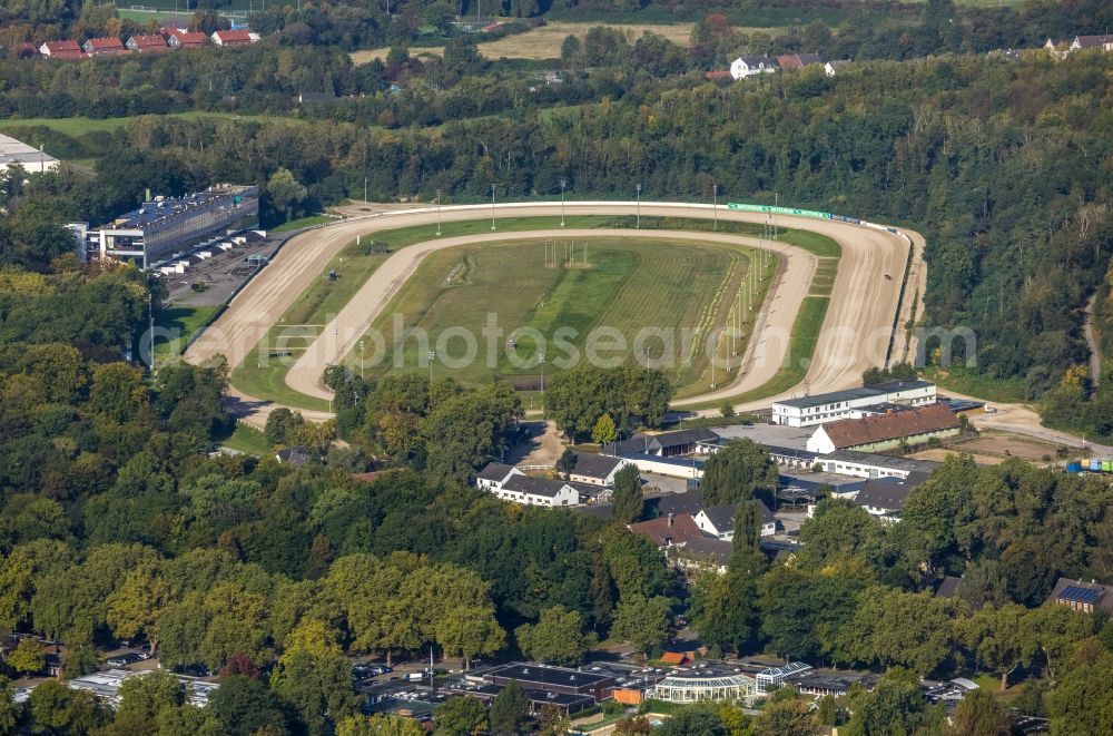 Gelsenkirchen from the bird's eye view: Racetrack racecourse - trotting of GelsenTrabPark on Nienhausenstrasse in Gelsenkirchen in the state North Rhine-Westphalia, Germany