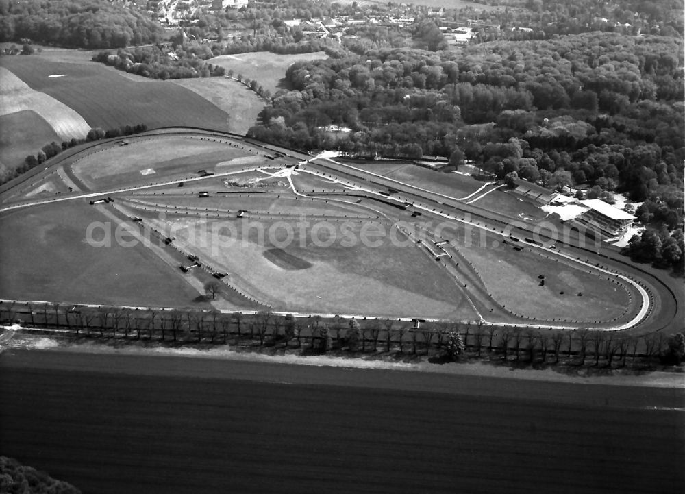 Düsseldorf from the bird's eye view: Racetrack racecourse - trotting on Golfanlage Duesseldorf-Grafenberg on Rennbahnstrasse in the district Ludenberg in Duesseldorf in the state North Rhine-Westphalia, Germany