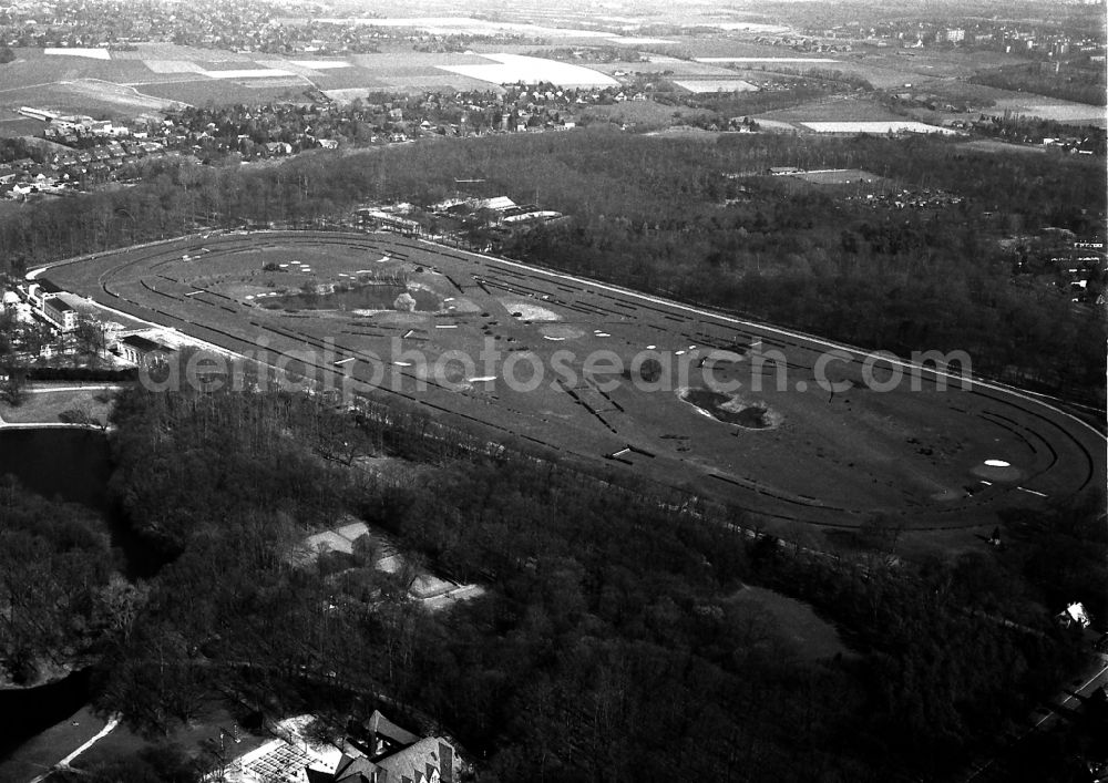 Krefeld from the bird's eye view: Racetrack racecourse - trotting Krefelder Rennbahn Gastronomie and Dienstleistungs GmbH in the district Bockum in Krefeld in the state North Rhine-Westphalia, Germany