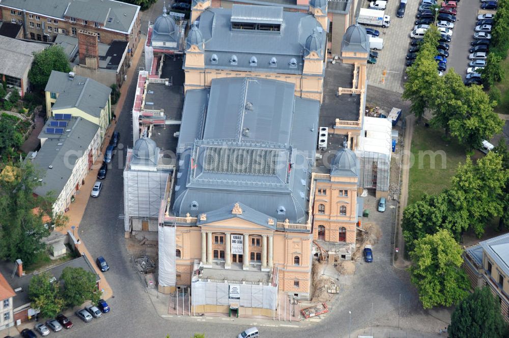 Schwerin from the bird's eye view: Blick auf die Umbau- und Restaurationsarbeiten an der Fassade des Gebäudes des Mecklenburgischen Staatstheater. Teilweise eingerüstet, erstrahlt die frisch geputzte Fassade des Mecklenburgischen Staatstheaters Schwerin in dem neuen Ockergelb. Bis zum 125. Jubiläum des klassizistischen Bauwerks im Oktober soll die seit zehn Jahren andauernde Sanierung des Großen Hauses abgeschlossen sein.. In diesem Jahr feiert das Haus den 125. Jahrestag der Eröffnung der Spielstätte am Alten Garten. Unter Leitung von Hofbaurat Georg Daniel wurde das seinerzeit modernste Theater Europas 1886 als Ersatzbau des vier Jahre zuvor abgebrannten Hoftheaters eingeweiht worden. View the renovation and restoration work on the Mecklenburg State Theater.