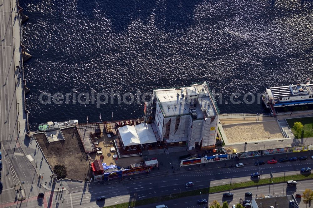 Berlin from the bird's eye view: Renovation of the former mill store at the Oberbaumbrucke in Berlin - Friedrichshain. The building at Mühlenstrasse is today used as a restaurant, bar and beach club Pirates Berlin . East Side Gallery and the banks of the river Spree are nearby