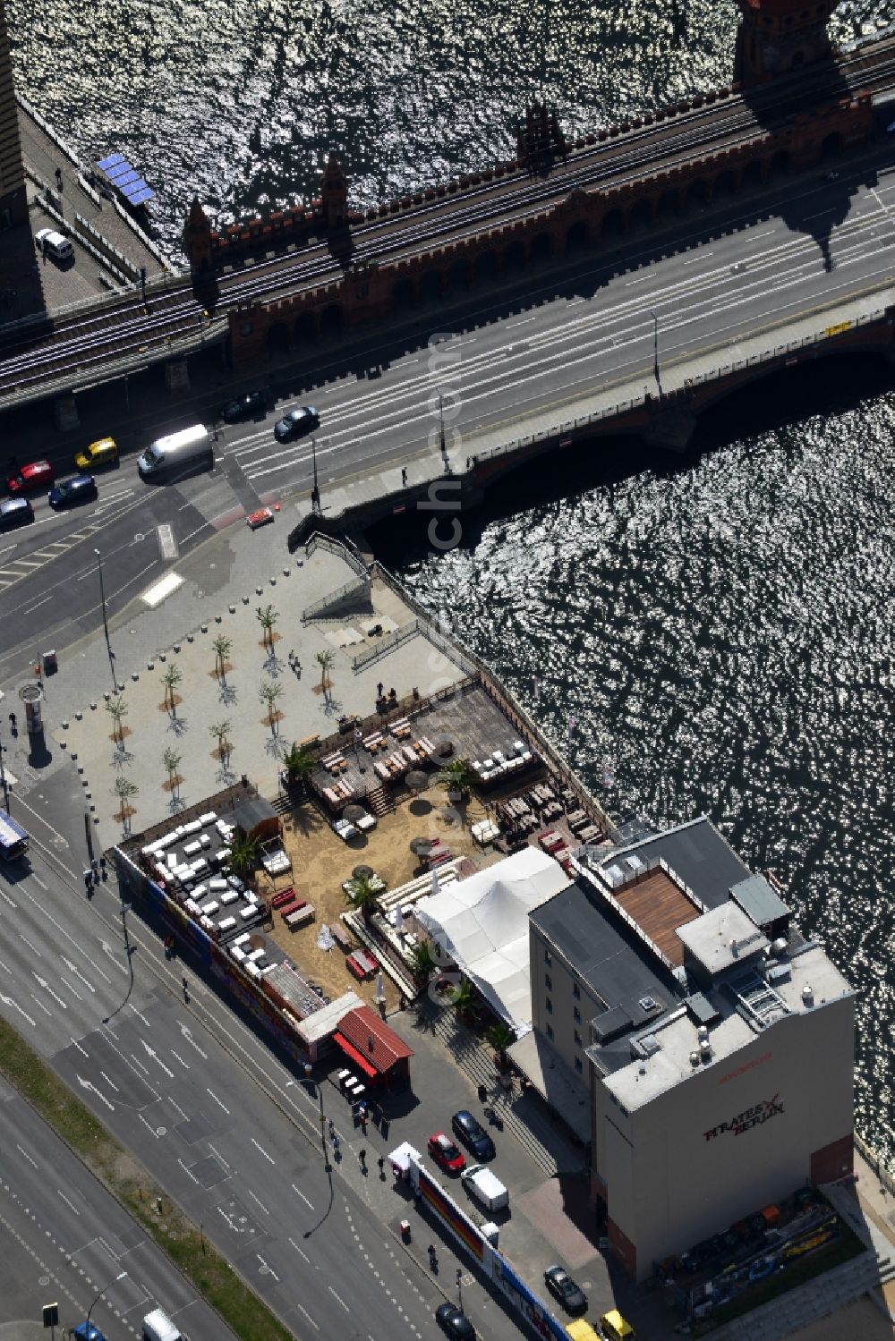 Aerial photograph Berlin - Renovation of the former mill store at the Oberbaumbrucke in Berlin - Friedrichshain. The building at Mühlenstrasse is today used as a restaurant, bar and beach club Pirates Berlin . East Side Gallery and the banks of the river Spree are nearby