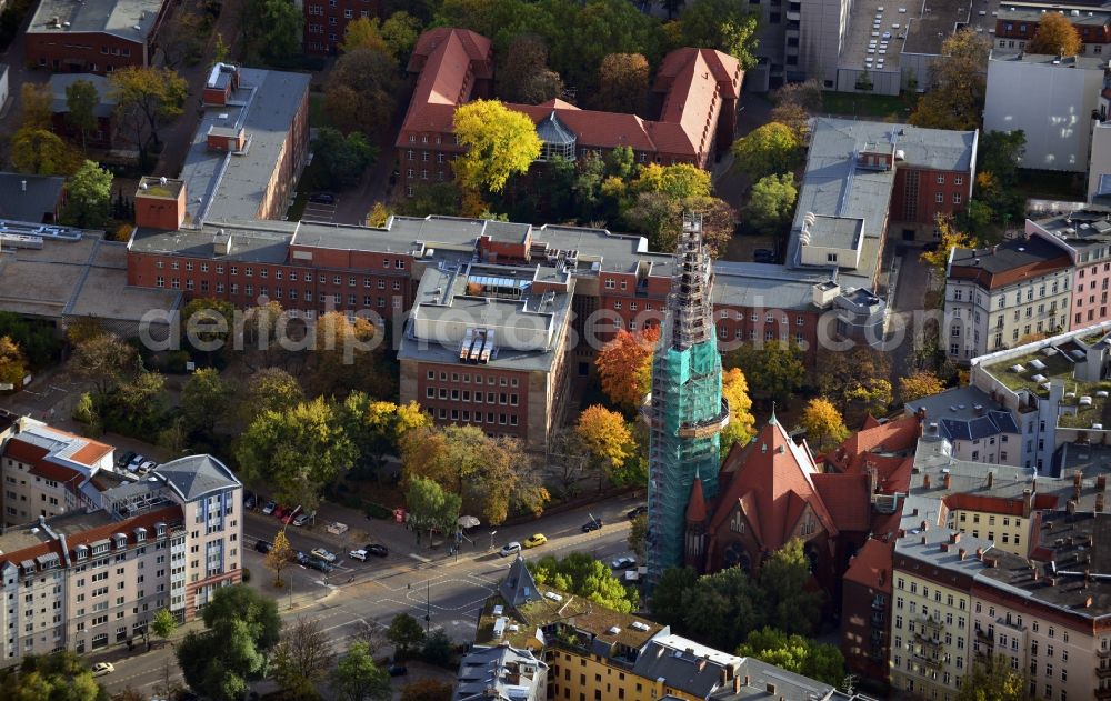 Berlin from the bird's eye view: View of renovation works on the churchdom of Heilige Geist Church at Perlebergerstraße in Berlin - Mitte. The building of the Holy Ghost Congregation is located on the border of the Moabit and Tiergarten districts and was inaugurated in 1906. The church is protected as a historic monument