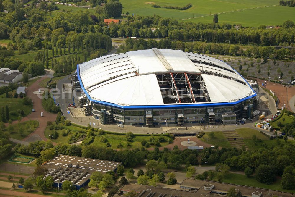 Aerial photograph GELSENKIRCHEN - Einsatzkräfte montieren neue Membrane- Planenflächen auf dem Dach der Schalke- Arena. Im letzen Jahr wurde die Dachkonstruktion der Arena in Gelsenkirchenan sechs Stellen und auf einer Fläche von etwa 6000 Quadratmetern beschädigt. Force install new membrane-plan areas on the roof of the Schalke Arena. Last year, the roof structure at six points and an area of 6,000 square meters was damaged.