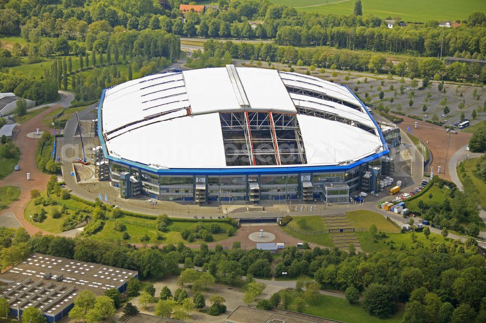 GELSENKIRCHEN from above - Einsatzkräfte montieren neue Membrane- Planenflächen auf dem Dach der Schalke- Arena. Im letzen Jahr wurde die Dachkonstruktion der Arena in Gelsenkirchenan sechs Stellen und auf einer Fläche von etwa 6000 Quadratmetern beschädigt. Force install new membrane-plan areas on the roof of the Schalke Arena. Last year, the roof structure at six points and an area of 6,000 square meters was damaged.