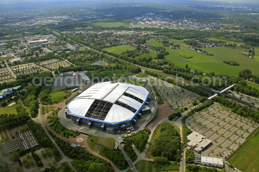 GELSENKIRCHEN from the bird's eye view: Einsatzkräfte montieren neue Membrane- Planenflächen auf dem Dach der Schalke- Arena. Im letzen Jahr wurde die Dachkonstruktion der Arena in Gelsenkirchenan sechs Stellen und auf einer Fläche von etwa 6000 Quadratmetern beschädigt. Force install new membrane-plan areas on the roof of the Schalke Arena. Last year, the roof structure at six points and an area of 6,000 square meters was damaged.