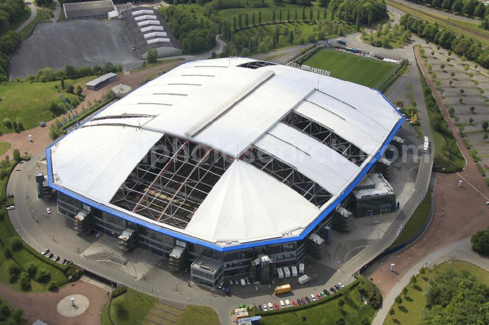 Aerial image GELSENKIRCHEN - Einsatzkräfte montieren neue Membrane- Planenflächen auf dem Dach der Schalke- Arena. Im letzen Jahr wurde die Dachkonstruktion der Arena in Gelsenkirchenan sechs Stellen und auf einer Fläche von etwa 6000 Quadratmetern beschädigt. Force install new membrane-plan areas on the roof of the Schalke Arena. Last year, the roof structure at six points and an area of 6,000 square meters was damaged.