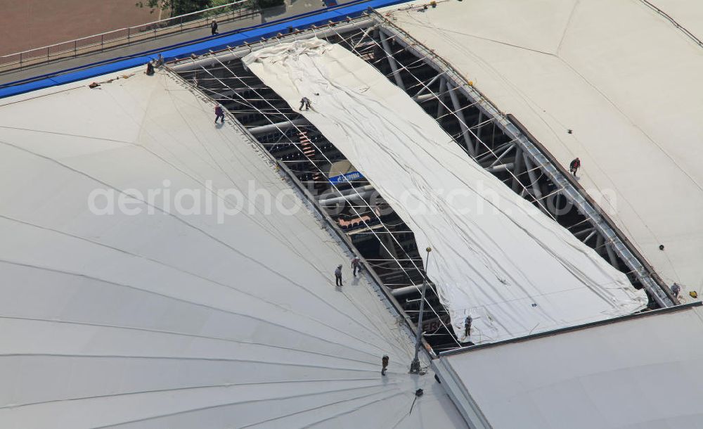 Aerial photograph GELSENKIRCHEN - Einsatzkräfte montieren neue Membrane- Planenflächen auf dem Dach der Schalke- Arena. Im letzen Jahr wurde die Dachkonstruktion der Arena in Gelsenkirchenan sechs Stellen und auf einer Fläche von etwa 6000 Quadratmetern beschädigt. Force install new membrane-plan areas on the roof of the Schalke Arena. Last year, the roof structure at six points and an area of 6,000 square meters was damaged.