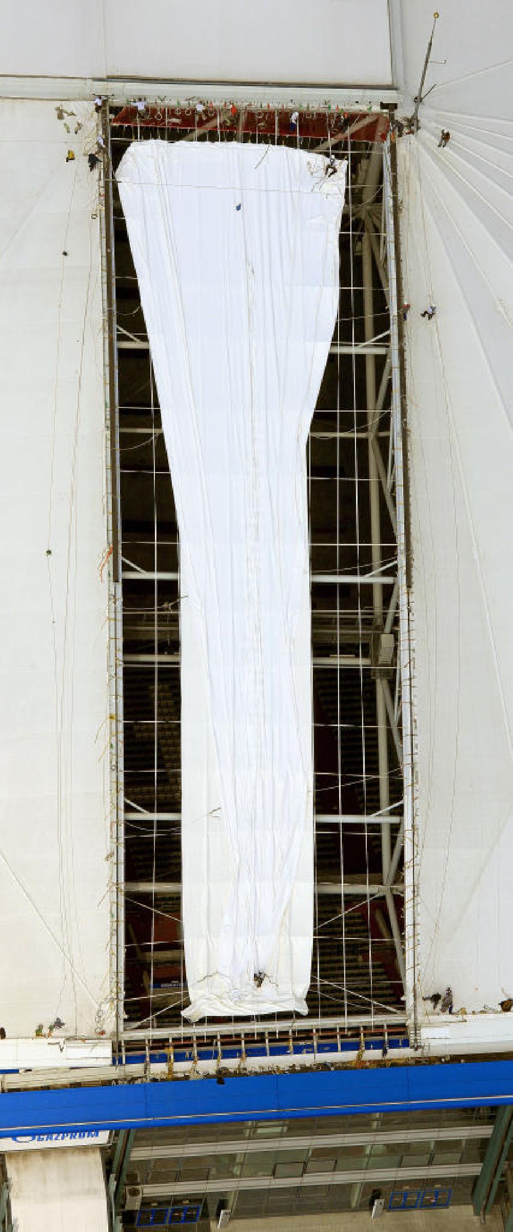 GELSENKIRCHEN from above - Einsatzkräfte montieren neue Membrane- Planenflächen auf dem Dach der Schalke- Arena. Im letzen Jahr wurde die Dachkonstruktion der Arena in Gelsenkirchenan sechs Stellen und auf einer Fläche von etwa 6000 Quadratmetern beschädigt. Force install new membrane-plan areas on the roof of the Schalke Arena. Last year, the roof structure at six points and an area of 6,000 square meters was damaged.