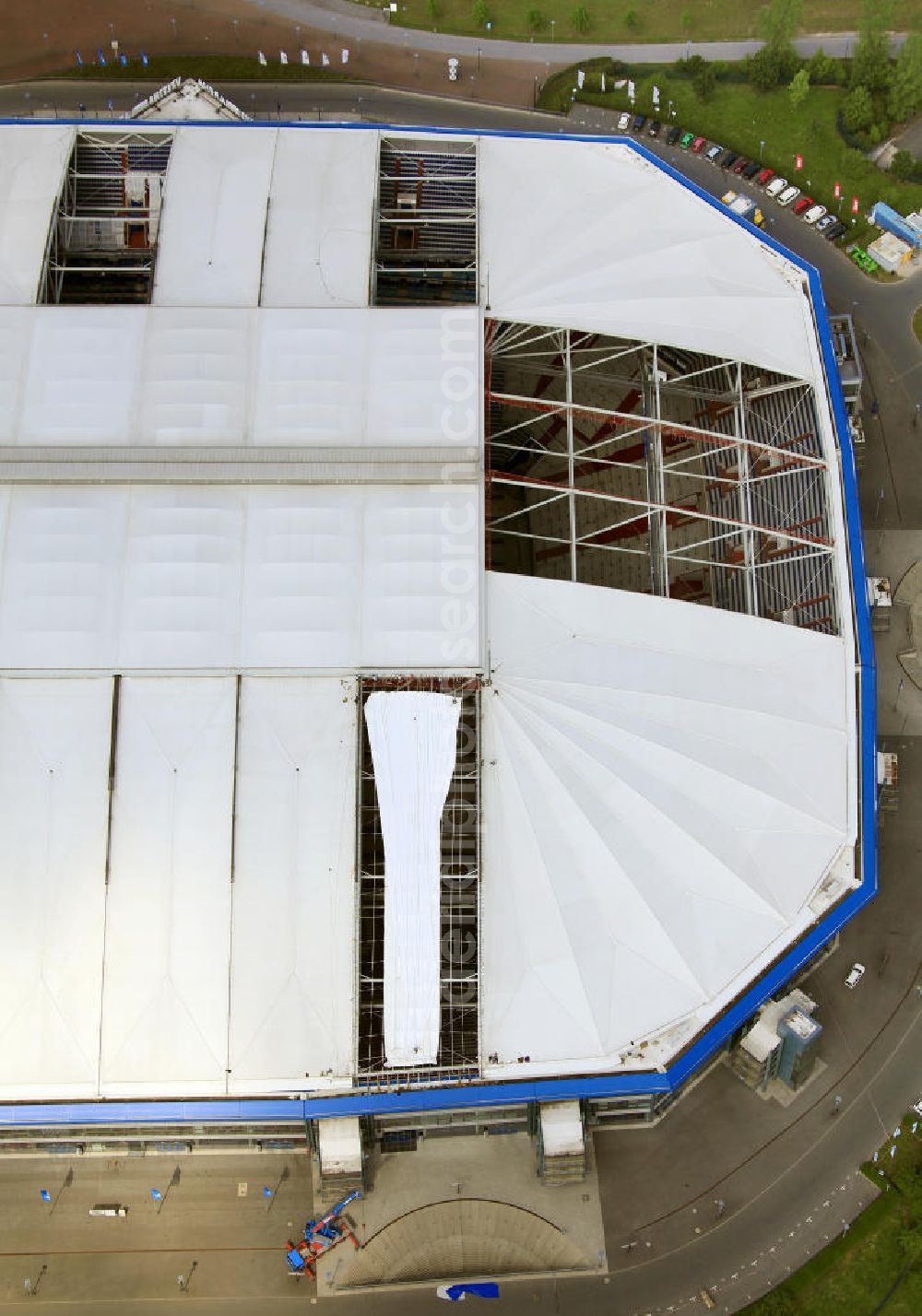 GELSENKIRCHEN from the bird's eye view: Einsatzkräfte montieren neue Membrane- Planenflächen auf dem Dach der Schalke- Arena. Im letzen Jahr wurde die Dachkonstruktion der Arena in Gelsenkirchenan sechs Stellen und auf einer Fläche von etwa 6000 Quadratmetern beschädigt. Force install new membrane-plan areas on the roof of the Schalke Arena. Last year, the roof structure at six points and an area of 6,000 square meters was damaged.