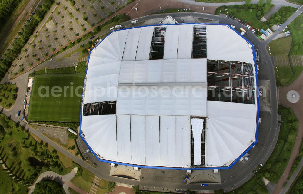 Aerial image GELSENKIRCHEN - Einsatzkräfte montieren neue Membrane- Planenflächen auf dem Dach der Schalke- Arena. Im letzen Jahr wurde die Dachkonstruktion der Arena in Gelsenkirchenan sechs Stellen und auf einer Fläche von etwa 6000 Quadratmetern beschädigt. Force install new membrane-plan areas on the roof of the Schalke Arena. Last year, the roof structure at six points and an area of 6,000 square meters was damaged.