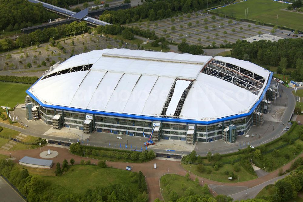 Aerial photograph GELSENKIRCHEN - Einsatzkräfte montieren neue Membrane- Planenflächen auf dem Dach der Schalke- Arena. Im letzen Jahr wurde die Dachkonstruktion der Arena in Gelsenkirchenan sechs Stellen und auf einer Fläche von etwa 6000 Quadratmetern beschädigt. Force install new membrane-plan areas on the roof of the Schalke Arena. Last year, the roof structure at six points and an area of 6,000 square meters was damaged.