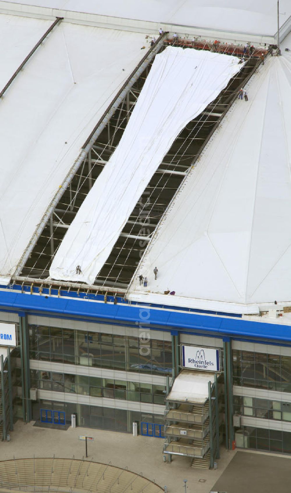 GELSENKIRCHEN from above - Einsatzkräfte montieren neue Membrane- Planenflächen auf dem Dach der Schalke- Arena. Im letzen Jahr wurde die Dachkonstruktion der Arena in Gelsenkirchenan sechs Stellen und auf einer Fläche von etwa 6000 Quadratmetern beschädigt. Force install new membrane-plan areas on the roof of the Schalke Arena. Last year, the roof structure at six points and an area of 6,000 square meters was damaged.