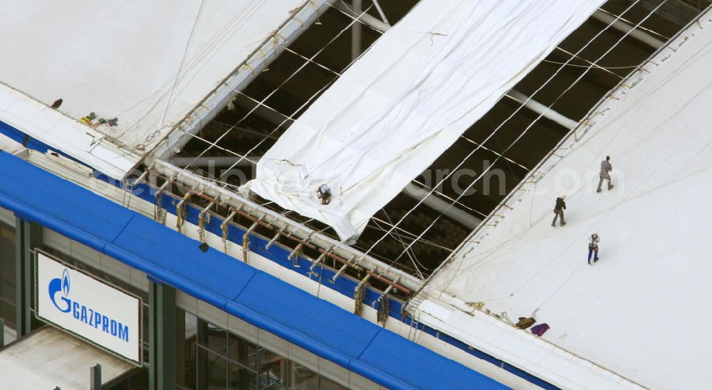 GELSENKIRCHEN from the bird's eye view: Einsatzkräfte montieren neue Membrane- Planenflächen auf dem Dach der Schalke- Arena. Im letzen Jahr wurde die Dachkonstruktion der Arena in Gelsenkirchenan sechs Stellen und auf einer Fläche von etwa 6000 Quadratmetern beschädigt. Force install new membrane-plan areas on the roof of the Schalke Arena. Last year, the roof structure at six points and an area of 6,000 square meters was damaged.