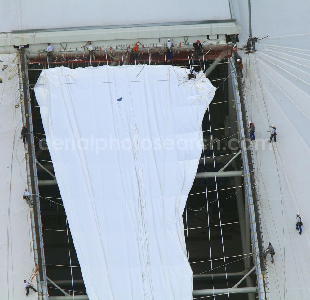 Aerial image GELSENKIRCHEN - Einsatzkräfte montieren neue Membrane- Planenflächen auf dem Dach der Schalke- Arena. Im letzen Jahr wurde die Dachkonstruktion der Arena in Gelsenkirchenan sechs Stellen und auf einer Fläche von etwa 6000 Quadratmetern beschädigt. Force install new membrane-plan areas on the roof of the Schalke Arena. Last year, the roof structure at six points and an area of 6,000 square meters was damaged.