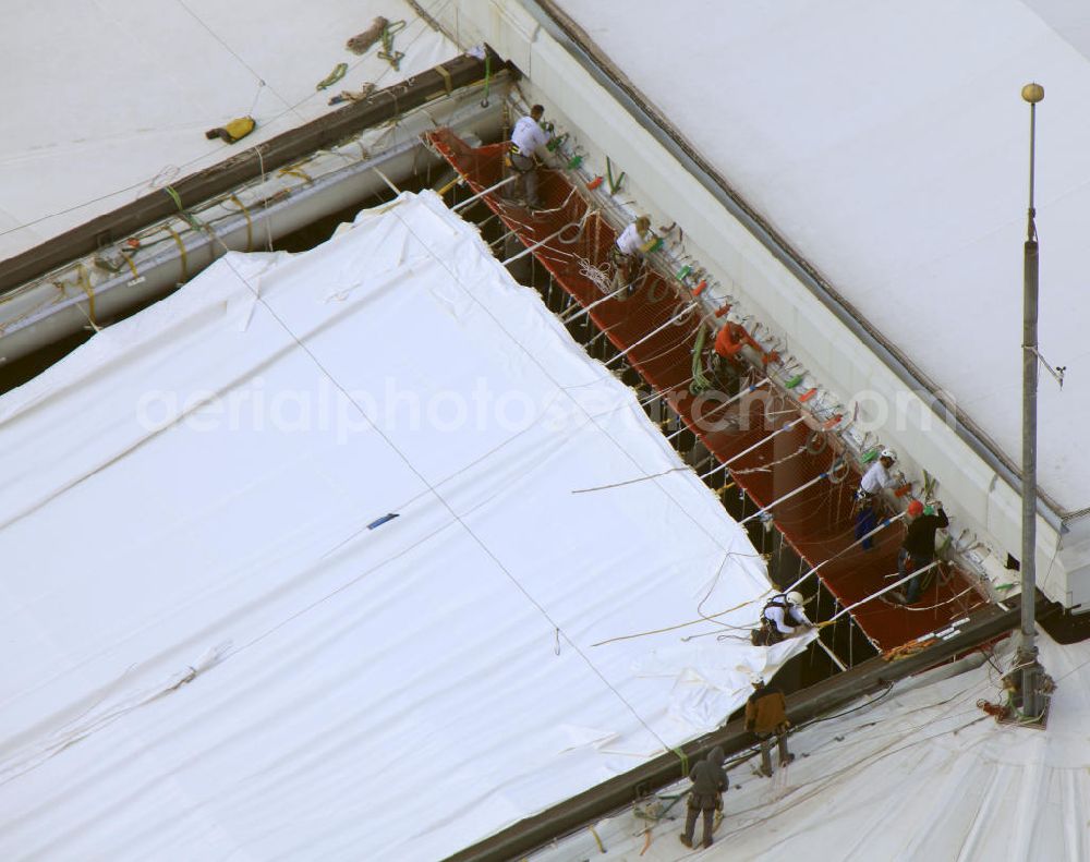 GELSENKIRCHEN from above - Einsatzkräfte montieren neue Membrane- Planenflächen auf dem Dach der Schalke- Arena. Im letzen Jahr wurde die Dachkonstruktion der Arena in Gelsenkirchenan sechs Stellen und auf einer Fläche von etwa 6000 Quadratmetern beschädigt. Force install new membrane-plan areas on the roof of the Schalke Arena. Last year, the roof structure at six points and an area of 6,000 square meters was damaged.