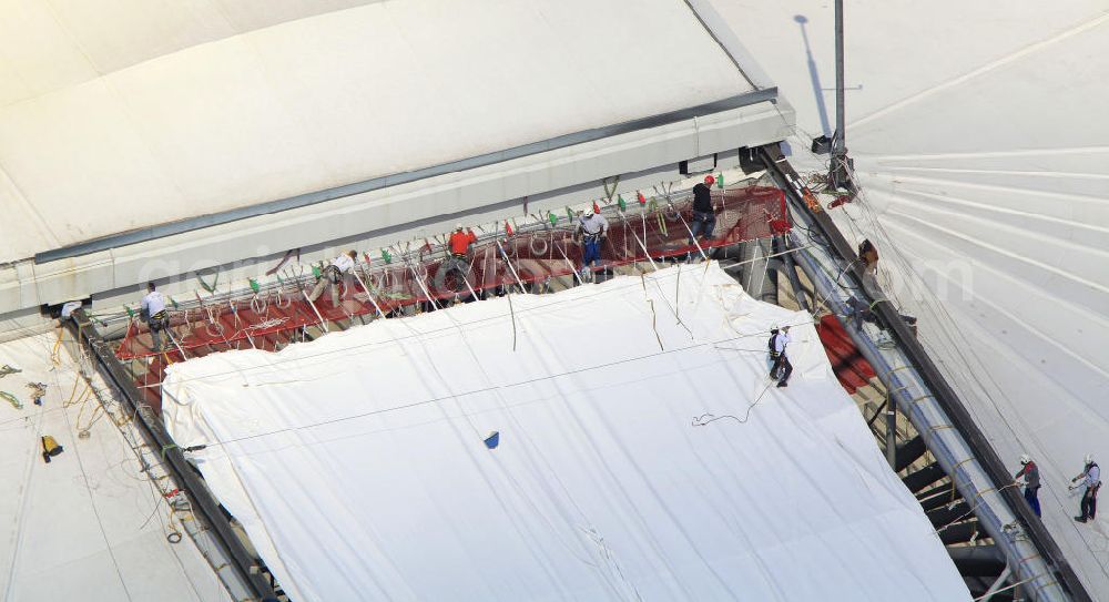 Aerial image GELSENKIRCHEN - Einsatzkräfte montieren neue Membrane- Planenflächen auf dem Dach der Schalke- Arena. Im letzen Jahr wurde die Dachkonstruktion der Arena in Gelsenkirchenan sechs Stellen und auf einer Fläche von etwa 6000 Quadratmetern beschädigt. Force install new membrane-plan areas on the roof of the Schalke Arena. Last year, the roof structure at six points and an area of 6,000 square meters was damaged.