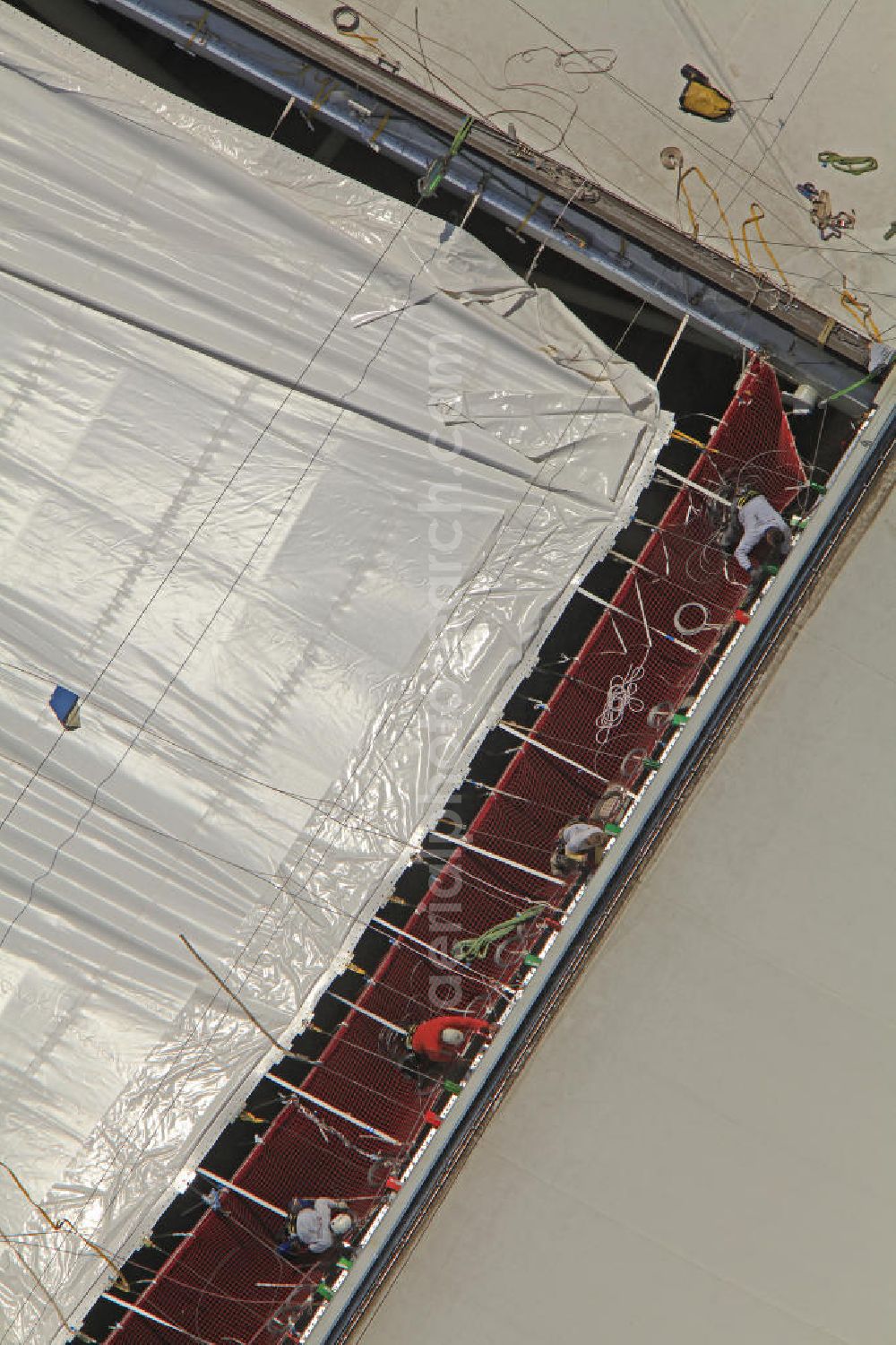 Aerial image GELSENKIRCHEN - Einsatzkräfte montieren neue Membrane- Planenflächen auf dem Dach der Schalke- Arena. Im letzen Jahr wurde die Dachkonstruktion der Arena in Gelsenkirchenan sechs Stellen und auf einer Fläche von etwa 6000 Quadratmetern beschädigt. Force install new membrane-plan areas on the roof of the Schalke Arena. Last year, the roof structure at six points and an area of 6,000 square meters was damaged.