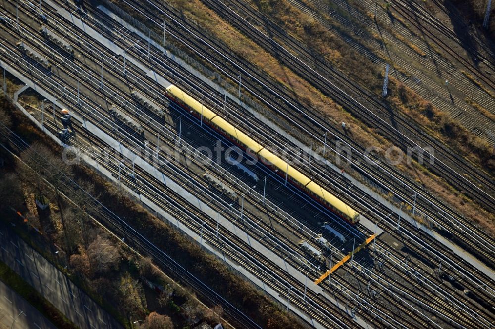 Aerial photograph Berlin - Area of the sidings from the halls of repairing S-Bahn main workshop / depot in Berlin-Schoeneweide