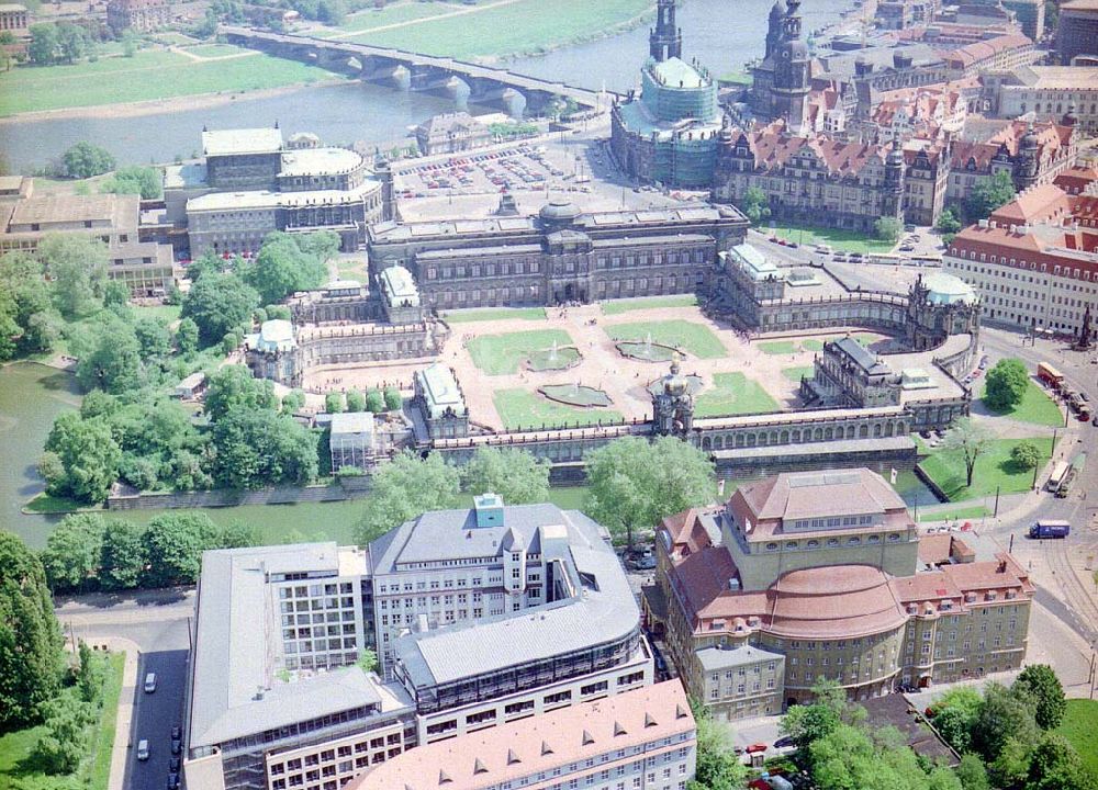 Dresden / Sachs. from the bird's eye view: Repräsentanz der DRESDNER BANK am Dresdner Zwinger.