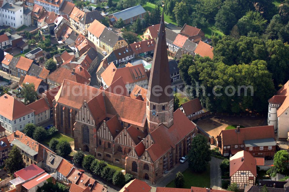 Aerial image Salzwedel - Repräsentativ für die Architektur der norddeutschen Backsteingotik ist Salzwedels ältestes Bauwerk, die Marienkirche. Historiker bestätigen, daß der schiefe Turm, aus Gründen der Stabilität absichtlich gegen den Wind geneigt wurde.