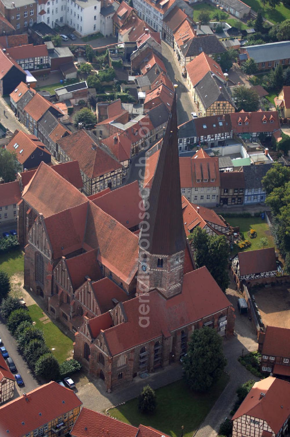 Aerial photograph Salzwedel - Repräsentativ für die Architektur der norddeutschen Backsteingotik ist Salzwedels ältestes Bauwerk, die Marienkirche. Historiker bestätigen, daß der schiefe Turm, aus Gründen der Stabilität absichtlich gegen den Wind geneigt wurde.