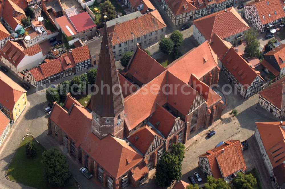 Salzwedel from above - Repräsentativ für die Architektur der norddeutschen Backsteingotik ist Salzwedels ältestes Bauwerk, die Marienkirche. Historiker bestätigen, daß der schiefe Turm, aus Gründen der Stabilität absichtlich gegen den Wind geneigt wurde.