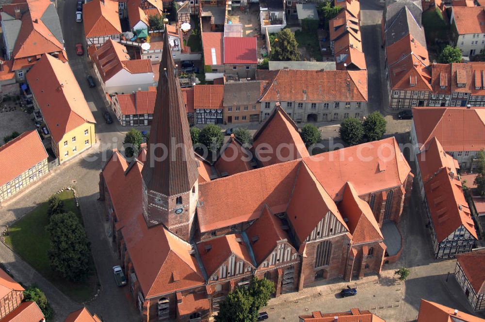 Salzwedel from the bird's eye view: Repräsentativ für die Architektur der norddeutschen Backsteingotik ist Salzwedels ältestes Bauwerk, die Marienkirche. Historiker bestätigen, daß der schiefe Turm, aus Gründen der Stabilität absichtlich gegen den Wind geneigt wurde.