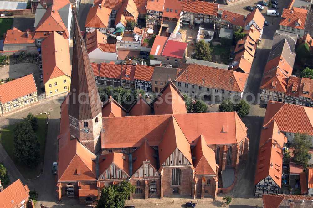 Aerial image Salzwedel - Repräsentativ für die Architektur der norddeutschen Backsteingotik ist Salzwedels ältestes Bauwerk, die Marienkirche. Historiker bestätigen, daß der schiefe Turm, aus Gründen der Stabilität absichtlich gegen den Wind geneigt wurde.