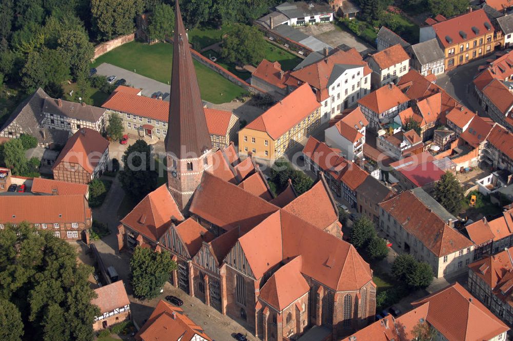 Aerial photograph Salzwedel - Repräsentativ für die Architektur der norddeutschen Backsteingotik ist Salzwedels ältestes Bauwerk, die Marienkirche. Historiker bestätigen, daß der schiefe Turm, aus Gründen der Stabilität absichtlich gegen den Wind geneigt wurde.