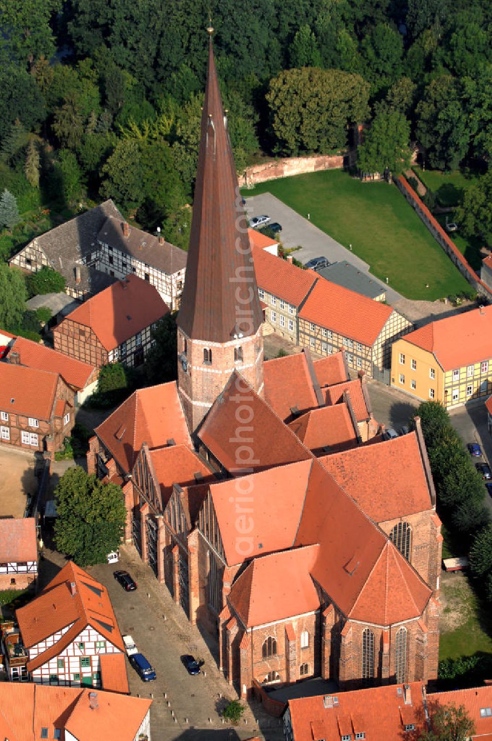 Salzwedel from above - Repräsentativ für die Architektur der norddeutschen Backsteingotik ist Salzwedels ältestes Bauwerk, die Marienkirche. Historiker bestätigen, daß der schiefe Turm, aus Gründen der Stabilität absichtlich gegen den Wind geneigt wurde.