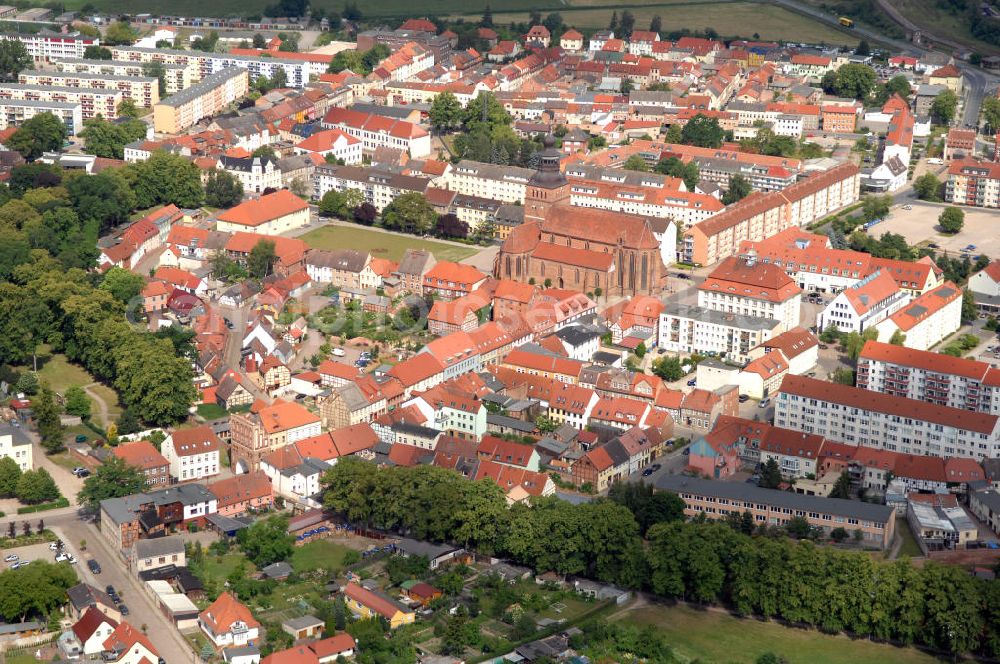 Aerial image Malchin - Blick auf ein Wohngebiet von Malchin in Mecklenburg-Vorpommern. Im Stadtzentrum befindet sich die St. Johanniskirche, Kontakt: