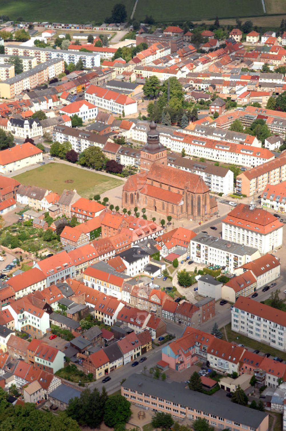 Malchin from above - Blick auf ein Wohngebiet von Malchin in Mecklenburg-Vorpommern. Im Stadtzentrum befindet sich die St. Johanniskirche, Kontakt: