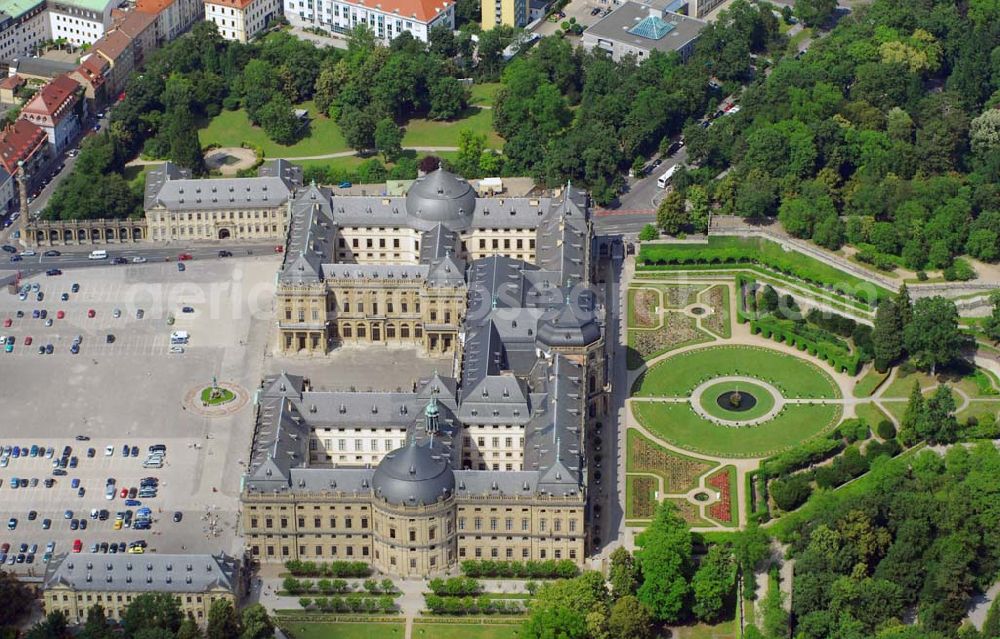 Würzburg from above - Blick auf die Residenz und den Hofgarten Würzburg. Die Würzburger Residenz ist ein barocker Residenzbau am Rande der Innenstadt von Würzburg. Telefon 09 31 / 35 51 70, Telefax 09 31 / 3 55 17- 25; E-Mail: sgvwuerzburg@bsv.bayern.de