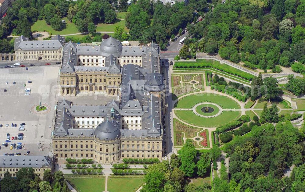 Würzburg from the bird's eye view: Blick auf die Residenz und den Hofgarten Würzburg. Die Würzburger Residenz ist ein barocker Residenzbau am Rande der Innenstadt von Würzburg. Telefon 09 31 / 35 51 70, Telefax 09 31 / 3 55 17- 25; E-Mail: sgvwuerzburg@bsv.bayern.de