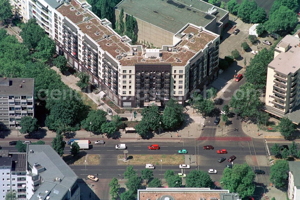 Aerial photograph Berlin - The residence at Nova Vita Emser Place is a residential facility for elderly or dependent people in Berlin-Wilmersdorf. The residents are in addition to the care services cozy common areas, a swimming pool and a Biblothek available. Holdings is the residence of the Care Management Suisse GmbH